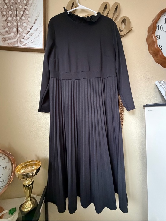 SHEIN Dresses & Skirts - SHEIN Black Long-Sleeve Pleated Midi Dress with Ruffle Neck